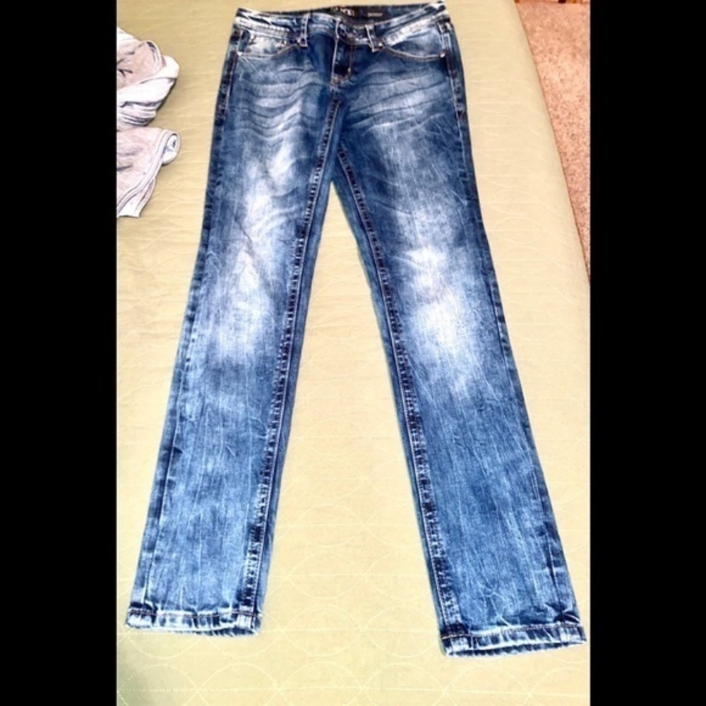 EUC-Grace in LA Distressed Skinny Jeans
